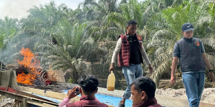 Polsek Singingi Tertibkan Aktivitas PETI di Desa Pulau Padang, Satu Unit Rakit Dimusnahkan