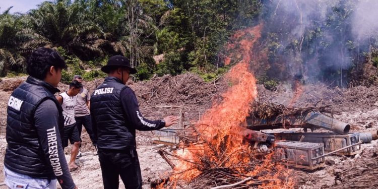 Polsek Benai Tertibkan PETI di Dusun Jirak, Empat Rakit Robin Dimusnahkan