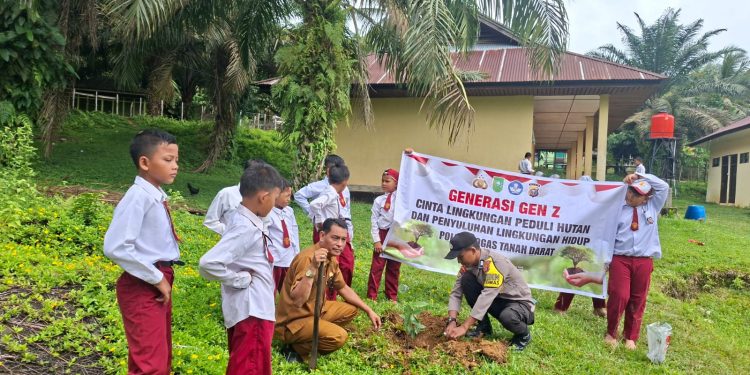 Polsek Jajaran Polres Kuansing Aktifkan Green Policing, Edukasi Pelajar dan Warga Tanam Pohon