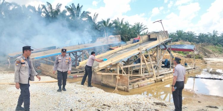 Polda Riau Konsisten Tindak PETI, Enam Rakit Tambang Ilegal Diamankan di Kampar Kiri