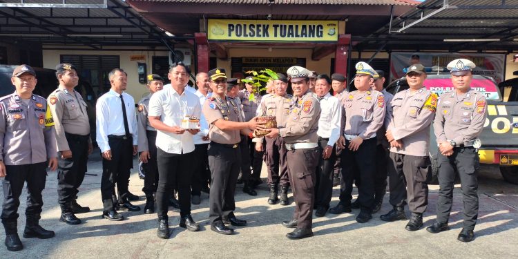 Jadikan Lingkungan Yang Asri. Kapolsek Tualang Berikan Bibit Pohon Kepada Personil Yang Berulang Tahun