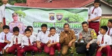 Polsek Singingi Hilir Tanamkan Cinta Lingkungan Sejak Dini, Dukung Program Green Policing di SDN 003 Sungai Paku