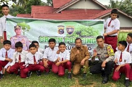 Polsek Singingi Hilir Tanamkan Cinta Lingkungan Sejak Dini, Dukung Program Green Policing di SDN 003 Sungai Paku