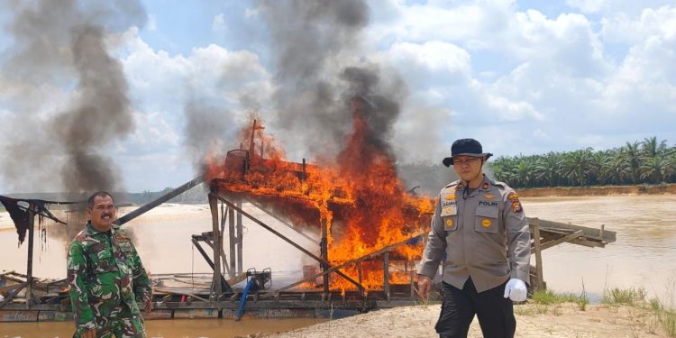 Personil Gabungan TNI-POLRI, Koramil 09 Singingi dan Polsek Singingi Hilir, Musnahkan 12 Rakit PETI di Tanjung Pauh.