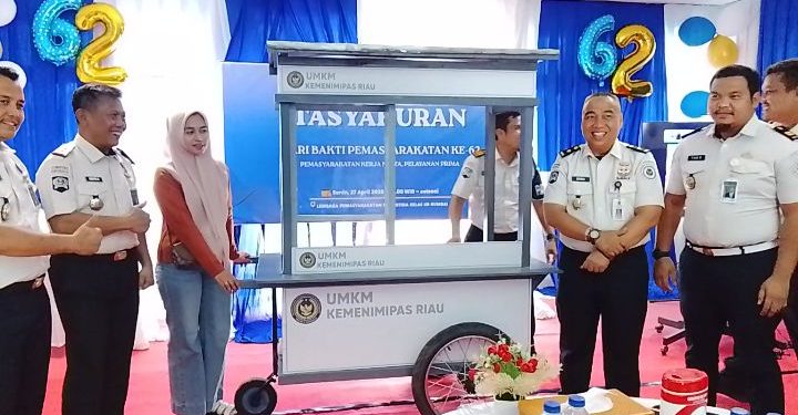 MOMEN HARI BAKTI PEMASYARAKATAN KE 62, LAPAS NARKOTIKA RUMBAI SALURKAN BANTUAN GEROBAK DAN SEMBAKO