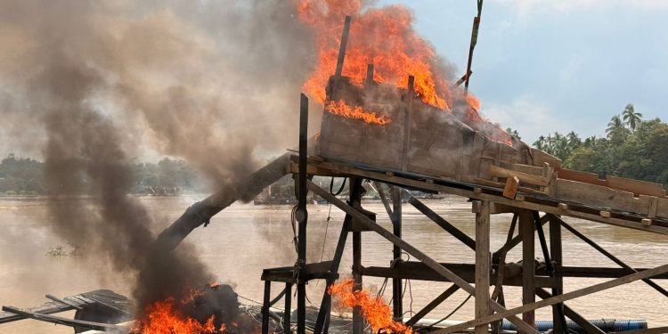 Polsek Cerenti Tertibkan PETI Dompeng di Sungai Kuantan, 11 Rakit Dimusnahkan