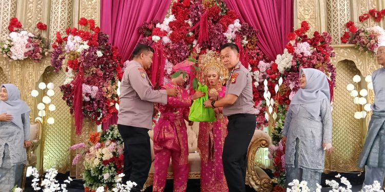 Polsek Kuantan Hilir Berikan Bibit Pohon di Pesta Pernikahan Warga