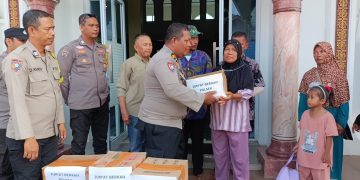 Gelar Jumat Berkah May Day, Polsek Bukitraya bagikan sembako ke warga Maharatu