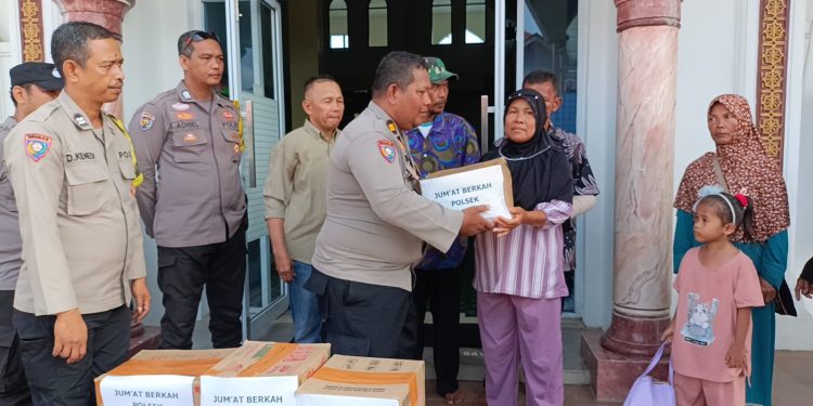 Gelar Jumat Berkah May Day, Polsek Bukitraya bagikan sembako ke warga Maharatu