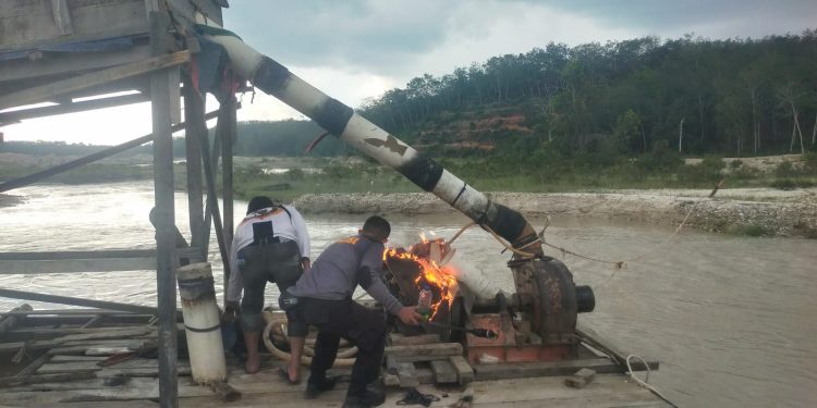 Polsek Kuantan Tengah Tertibkan PETI di Tiga Lokasi, Enam Rakit Dimusnahkan