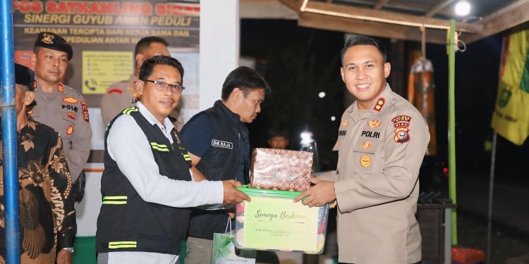 Tingkatkan Keamanan Swakarsa, Kapolres Siak Sambangi Pos Satkamling SIGAP di Koto Gasib