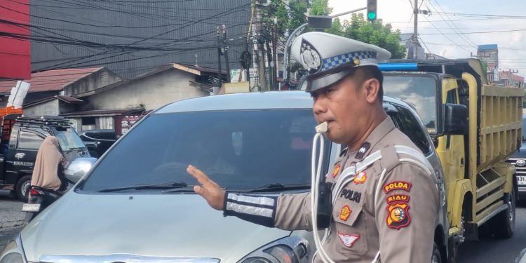 Ditlantas Polda Riau dan Satlantas Polresta Pekanbaru Gerak Cepat Melakukan Pengamanan di SPBU dan Titik Rawan Kepadatan