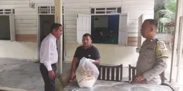 Minggu Kasih di Desa Jake, Polsek Kuantan Tengah Tampung Aspirasi dan Salurkan Bantuan untuk Jemaat yang membutuhkan