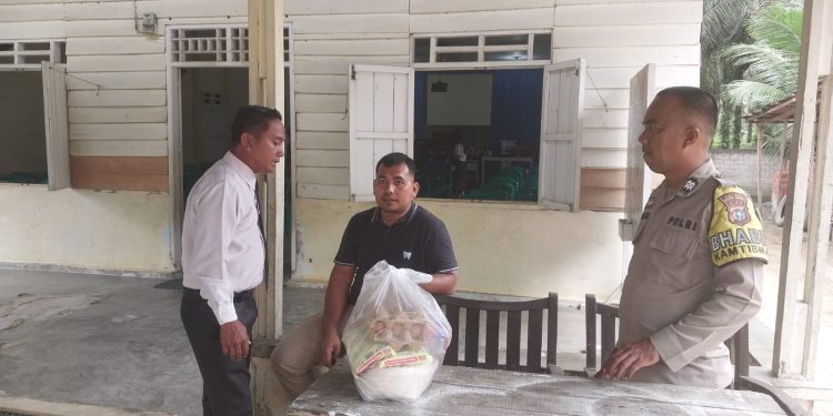Minggu Kasih di Desa Jake, Polsek Kuantan Tengah Tampung Aspirasi dan Salurkan Bantuan untuk Jemaat yang membutuhkan