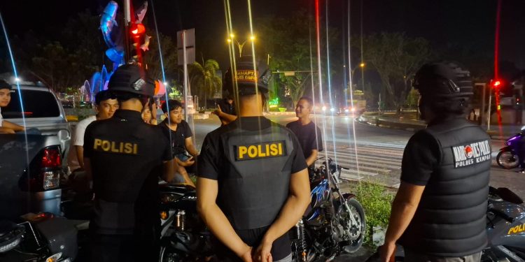 TIM RAGA RES KAMPAR LAKSANAKAN PATROLI HUMANIS MALAM HARI, BERI HIMBAUAN RAMAH UNTUK JAGA KAMTIBMAS DI BANGKINANG