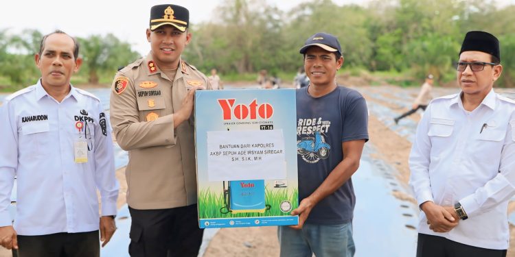 Bentuk Dukungan Kepada Petani Perkuat Ketahanan Pangan Kapolres Siak Serahkan Bantuan Alsintan
