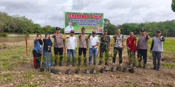 Polsek Benai Tanam 30 Bibit Pohon Ketapang di Rawang Udang, Dukung Program Kelestarian Alam Kapolda Riau
