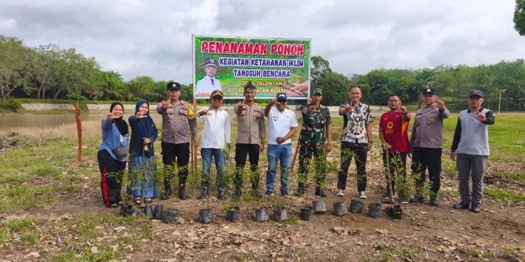 Polsek Benai Tanam 30 Bibit Pohon Ketapang di Rawang Udang, Dukung Program Kelestarian Alam Kapolda Riau