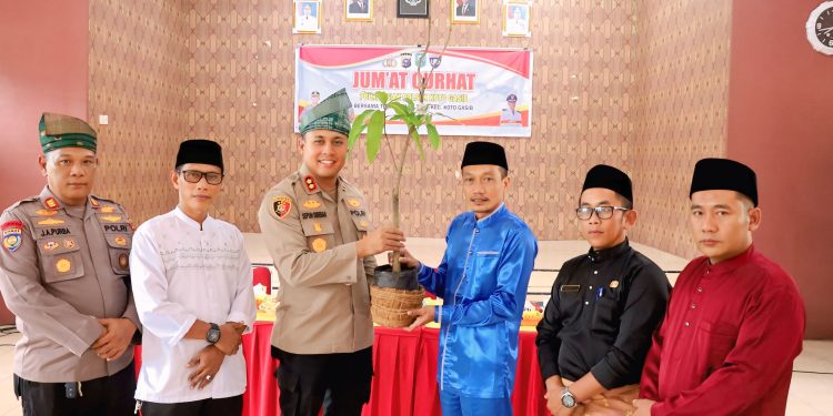 Tingkatkan Kamtibmas dan Kelestarian Lingkungan, Kapolres Siak Gelar “Jumat Curhat” dan Penanaman Pohon di Tasik Seminai