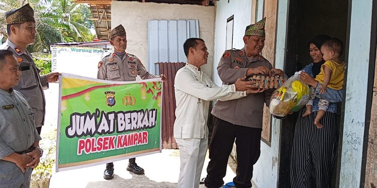 Jumat Barokah, Polsek Kampar Berbagi Dengan Masyarakat Sungai Tonang
