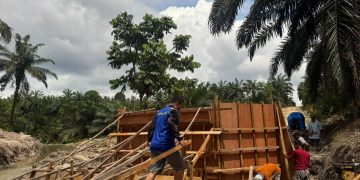 Memasuki Hari Ke-21 Jembatan Merah Putih Presisi Desa Sungai Kuning Singingi capai 50 Persen.