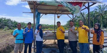 POLISI CINTA PETANI” BERI BANTUAN PUPUK UNTUK BUMDES SENDAYAN, DUKUNG KETAHANAN PANGAN DESA KAMPAR UTARA