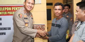 Tinjau Pos Satkamling Prima Kwalian, Kapolres Siak AKBP Sepuh Sampaikan Pentingnya Satkamling Dalam Menjaga Kamtibmas
