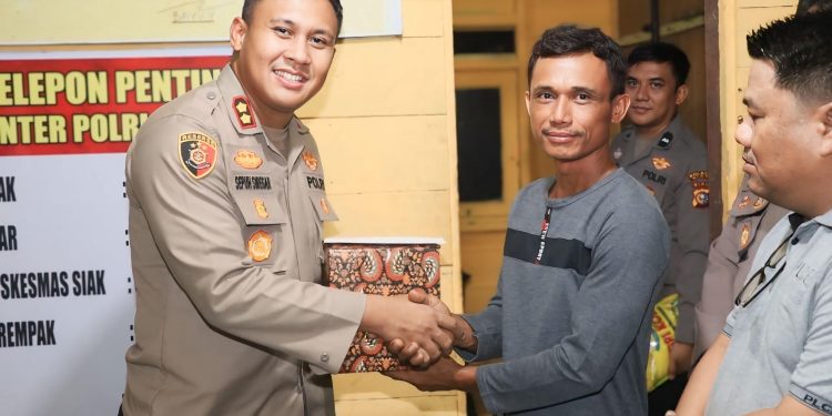 Tinjau Pos Satkamling Prima Kwalian, Kapolres Siak AKBP Sepuh Sampaikan Pentingnya Satkamling Dalam Menjaga Kamtibmas