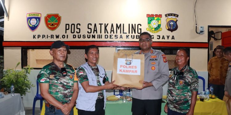 Dalam Kesibukan, Kapolres Kampar Sempatkan Waktu Silaturahmi Ke Warga, Beri Bantuan Dan Bibit Pohon Untuk Pos Satkamling