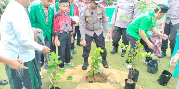 Kolaborasi Polsek Tualang dan Ponpes Fataha Hijaukan Lingkungan Lewat Green Policin