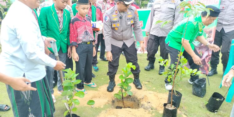 Kolaborasi Polsek Tualang dan Ponpes Fataha Hijaukan Lingkungan Lewat Green Policin