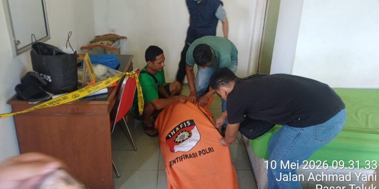 Polsek Kuantan Tengah dan Tim Polres Kuansing Lakukan Olah TKP Penemuan Pria Meninggal di Hotel Teluk Kuantan