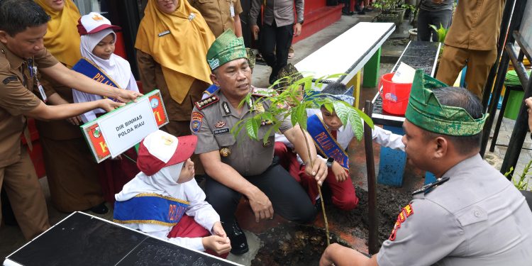 Polda Riau Tanamkan Green Policing ke Pelajar SDN 42 Pekanbaru, Edukasi Lingkungan Sejak Dini