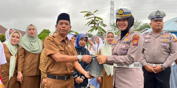 SATLANTAS POLRES KAMPAR GELAR POLICE GOES TO SCHOOL DI SMKN 1 KUOK, SOSIALISASI KESELAMATAN LALU LINTAS DAN GREEN POLICING