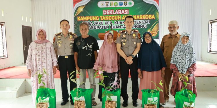 Polres Kuantan Singingi Gerakkan Aksi Hijau: Tanam Bibit Pohon di Desa Jake Dukung Program Green Policing Polda Riau