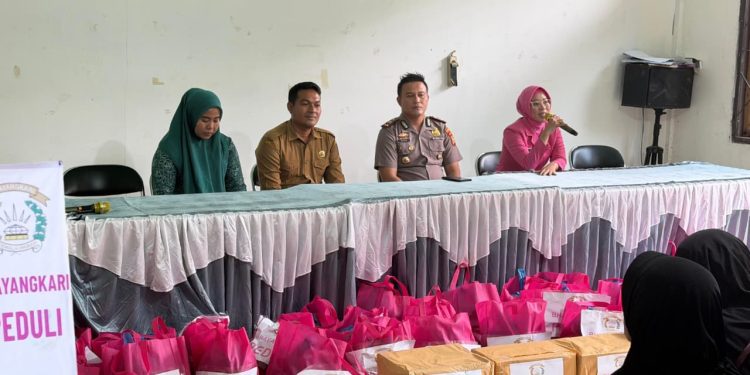 Bhayangkari Polsek Tapung Hulu Hadir Untuk Kaum Lansia