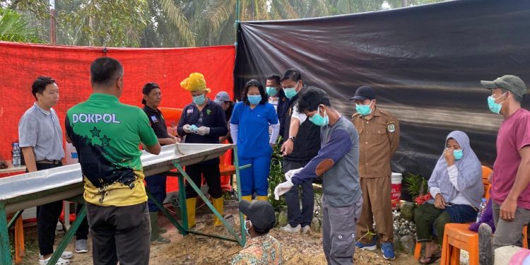 DIBANTU TIM FORENSIK POLDA RIAU, POLRES SIAK GELAR EKSHUMASI DAN AUTOPSI BOCAH 6 TAHUN DI KERINCI KANAN UNTUK UNGKA
