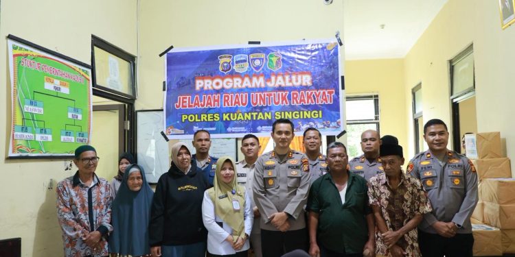 Program Jalur Jelajah Riau Untuk Rakyat, Polres Kuansing Berikan Pelayanan Kesehatan dan Bansos di Desa Pulau Jambu