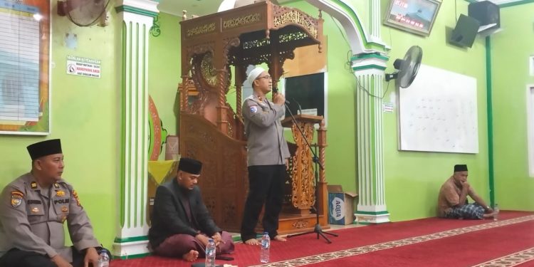 Cuaca Hujan, Kapolsek Tualang Tetap Komitmen Laksanakan Subuh Keliling di Masjid At Taqwa, Jamaah Apresiasi Pengungkapan Kasus Narkoba