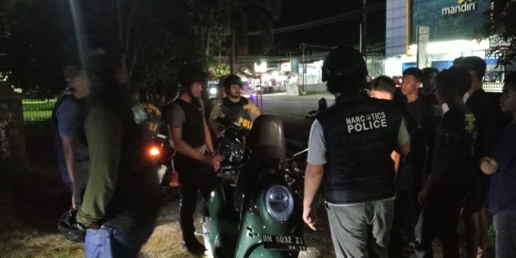 Tim Raga Res Kampar Patroli Malam Jum’at, Himbau Warga Jaga Kamtibmas Di Area Bilyard Dan Taman Kota