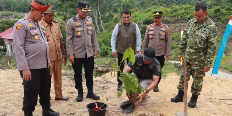 Polres Kampar Gelar Green Policing, Tanam 15 Bibit Pohon Untuk Pelestarian Lingkungan Dan Pencegahan Karhutla