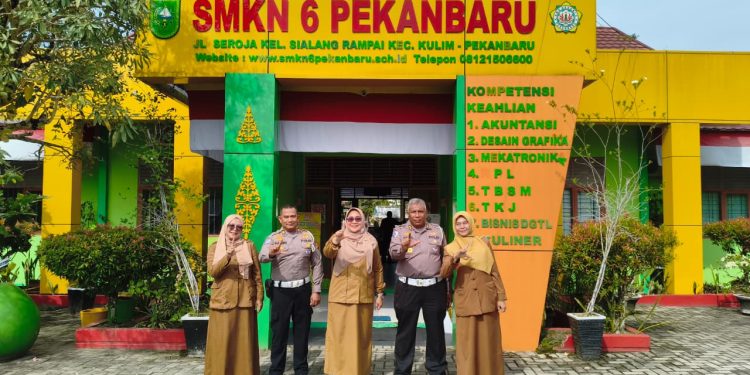 Tanamkan Budaya Tertib Berlalu Lintas Sejak Dini, Ditlantas Polda Riau Hadirkan Police Goes To School dan Green Policing di SMKN 6 Pekanbaru