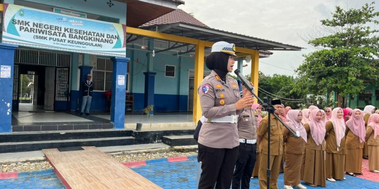 SATLANTAS POLRES KAMPAR GELAR PGTS DAN GREEN POLICING DI SMK KESEHATAN & PARIWISATA – BERI EDUKASI LALU LINTAS, BIBIT TANAMAN, DAN HELM