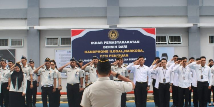 Kasubag TU Lapas Narkotika Rumbai Tinjau Langsung Batas Lahan Dan Jalan Inspeksi Keliling Pagar Sebagai Bagian Dari Penataan Area