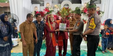 Polsek Kandis Tebar Kepedulian Lingkungan, Pengantin Baru Terima Kado Bibit Pohon Ketapang