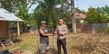 Peduli Lingkungan Bhabinkamtibmas Polsek Tambang Serahkan Lima Bibit Jeruk, Green Policing Polres Kampar