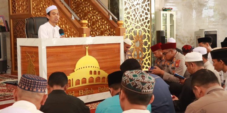 Subuh Bersama Ustadz Abdul Somad – Kapolres Kampar Jalin Silaturahmi Dengan Jamaah Masjid Hj. Rohana
