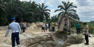 Polisi Gabungan Bubarkan 3 Lokasi Ilegal Mining Di Kualu – Pasang Police Line, Pembongkaran Tempat Galian