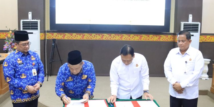 KEJATI RIAU LAKUKAN PENANDATANGANAN NOTA KESEPAHAMAN DENGAN PEMPROV RIAU TERKAIT PEMULIHAN BARANG MILIK DAERAH