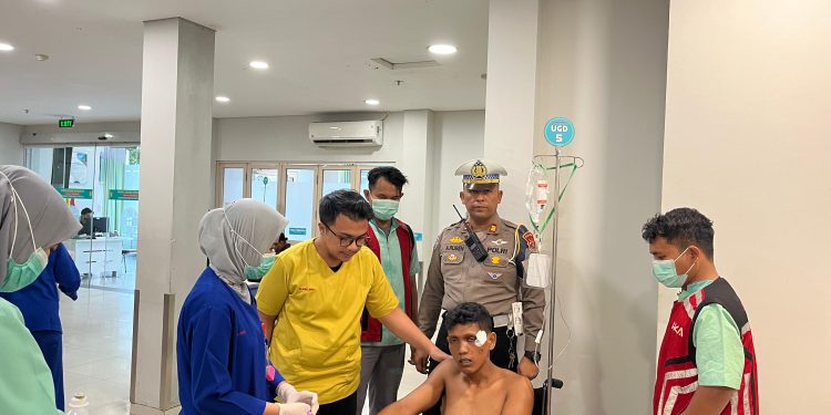 Sat PJR Ditlantas Polda Riau Bergerak Cepat Evakuasi Korban Laka Tol Permai